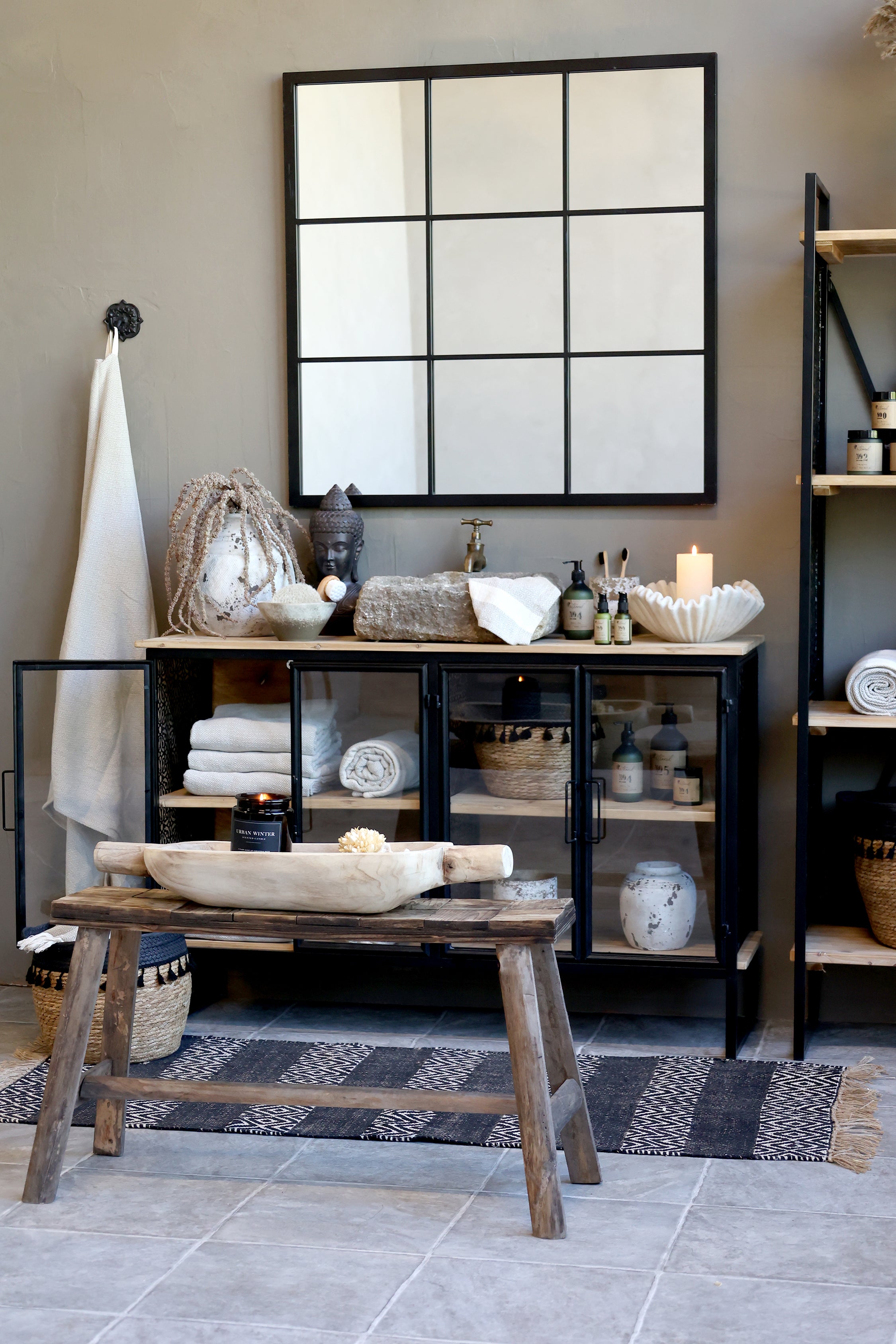 Chic Antique Holzbank Natur im Badezimmer mit Holzschale und Handtüchern