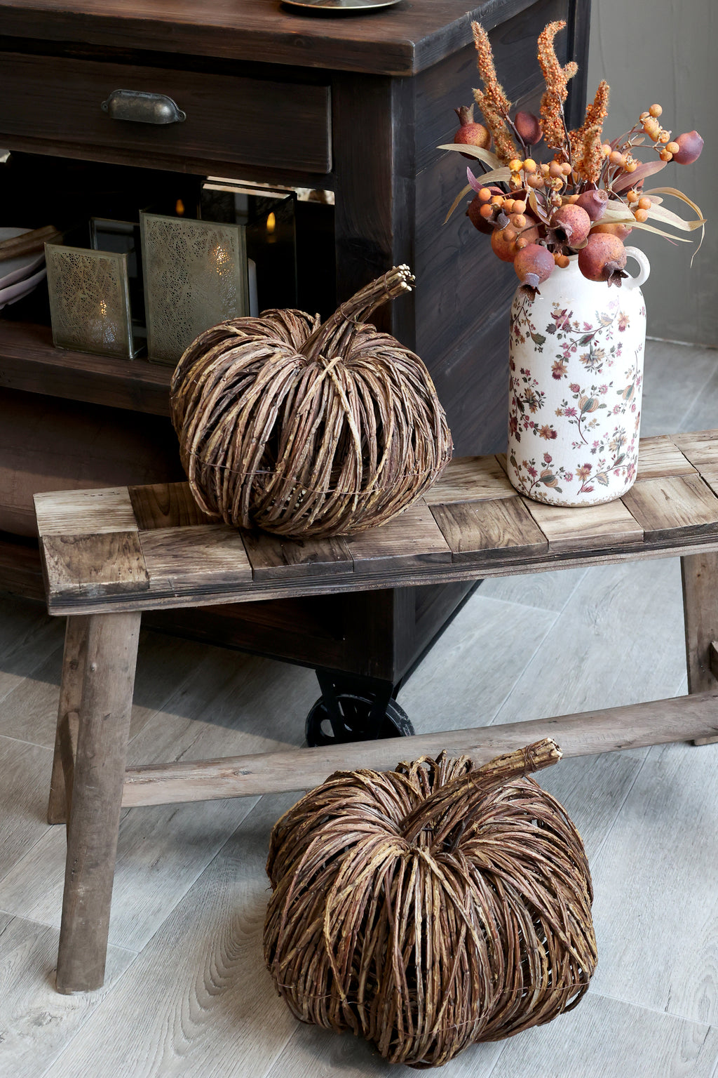 Chic Antique Holzbank Natur mit Herbstdekoration und Vase im Wohnraum