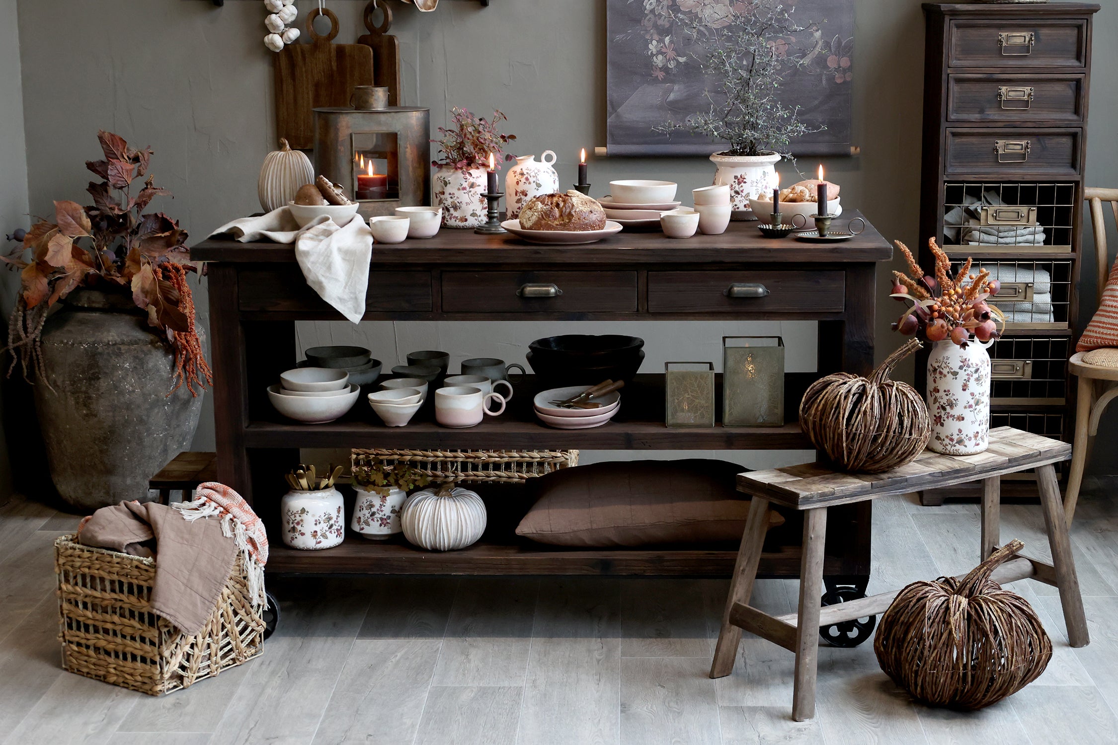 Chic Antique Holzbank Natur vor Küchentisch dekoriert im Landhausstil