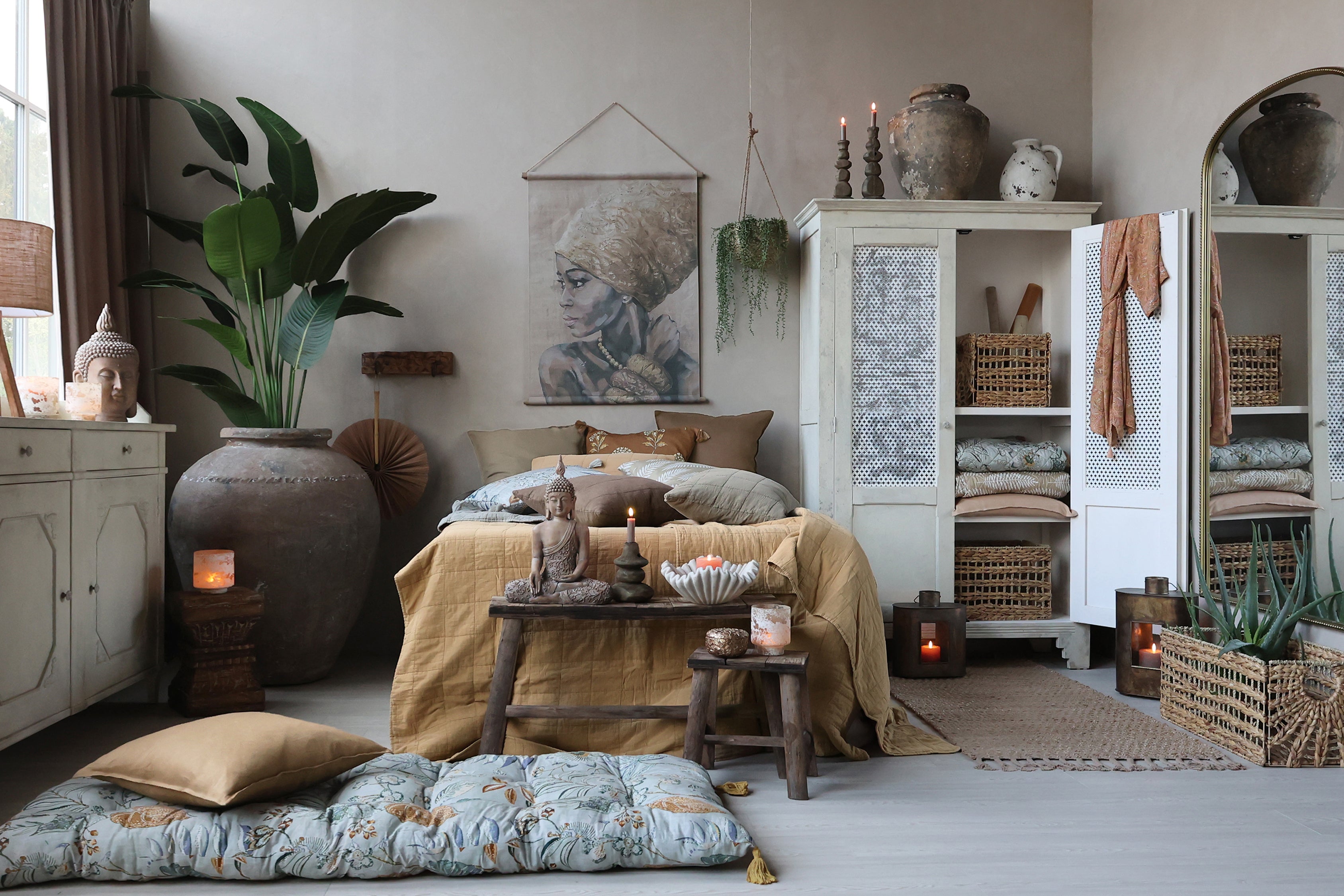 Chic Antique Holzbank Natur dekoriert vor Bett im gemütlichen Landhaus Schlafzimmer