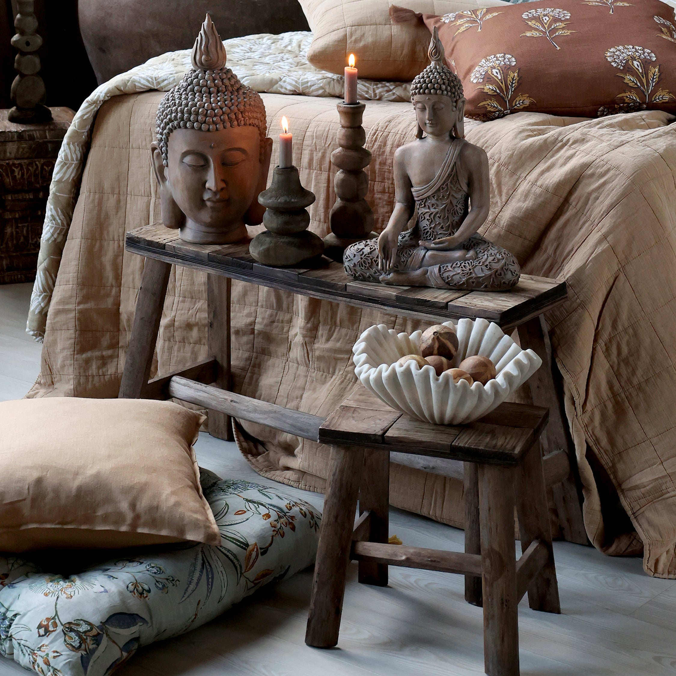 Chic Antique Holzbank Natur mit Dekoration und Buddha Figuren im Schlafzimmer