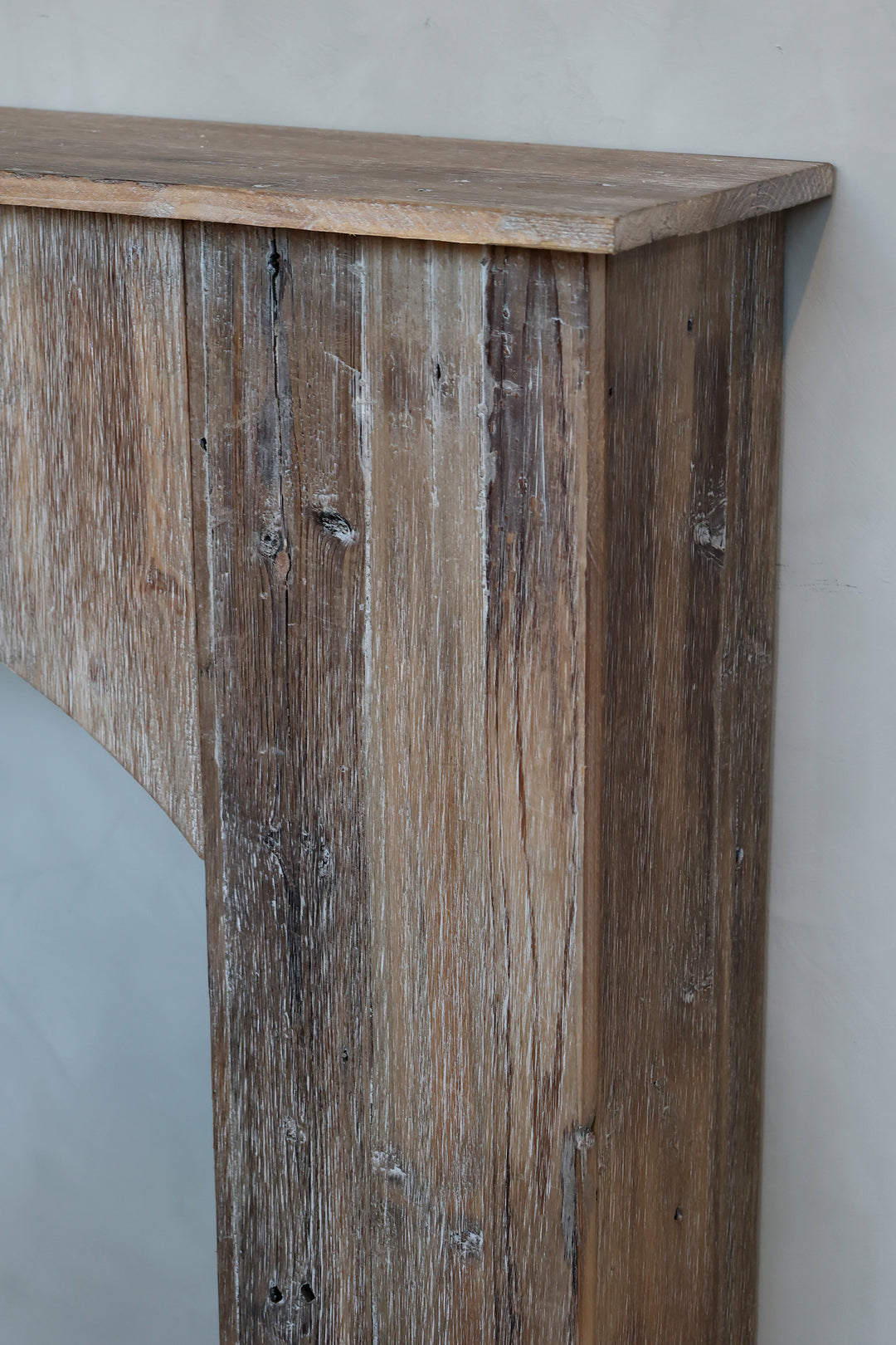 Chic Antique Grimaud Kaminumrandung für Deko in Recyclingholz