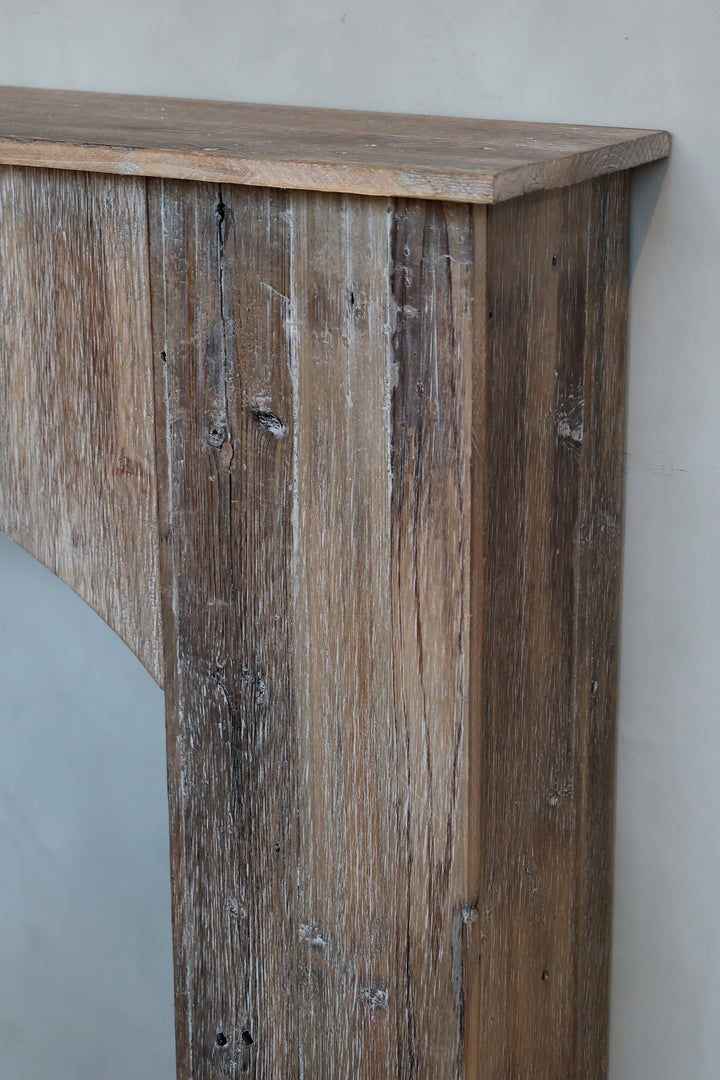 Chic Antique Grimaud Kaminumrandung für Deko in Recyclingholz