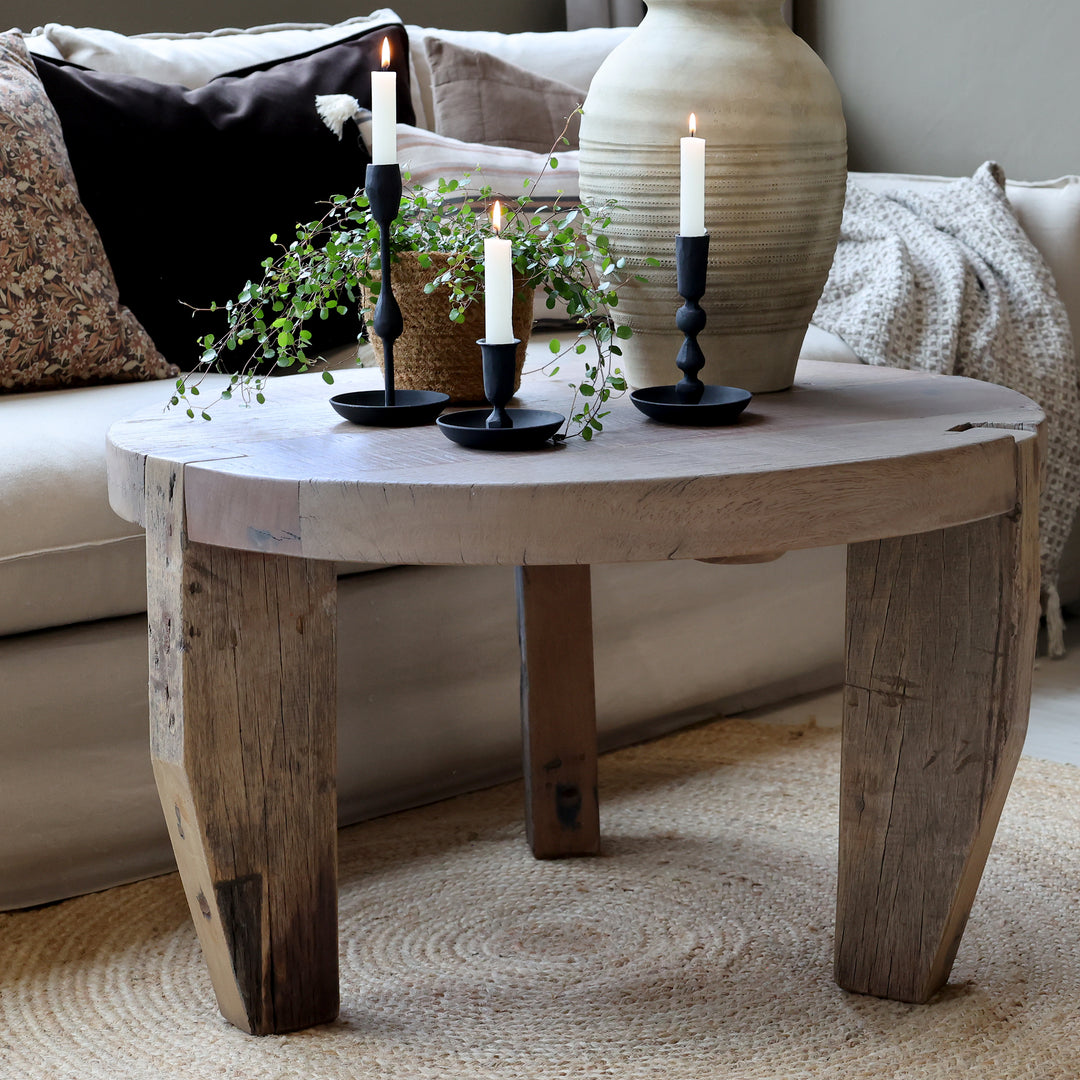 Chic Antique Grimaud runder Sofatisch aus Recyclingholz im gemütlichen Wohnzimmer
