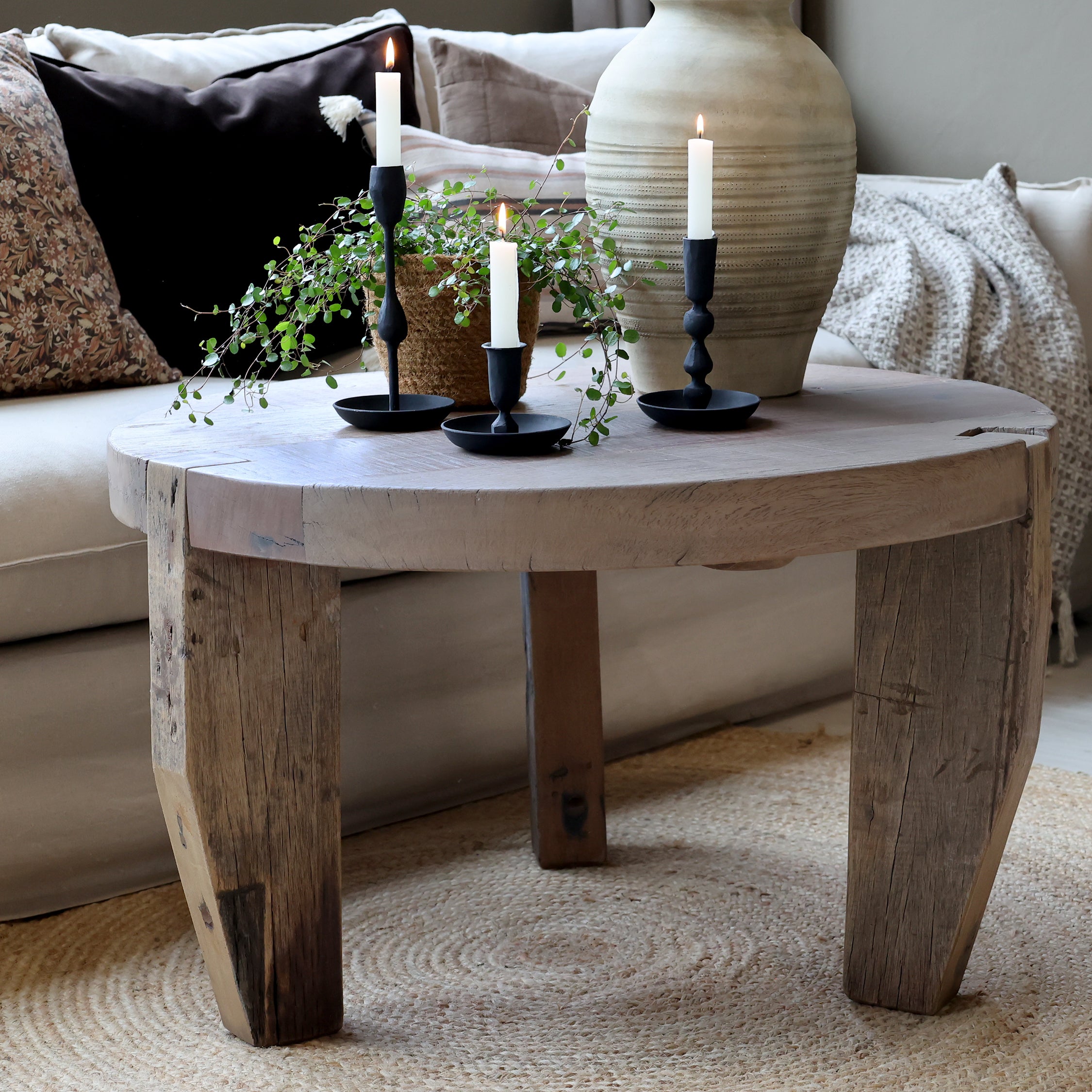 Chic Antique Grimaud runder Sofatisch aus Recyclingholz im gemütlichen Wohnzimmer