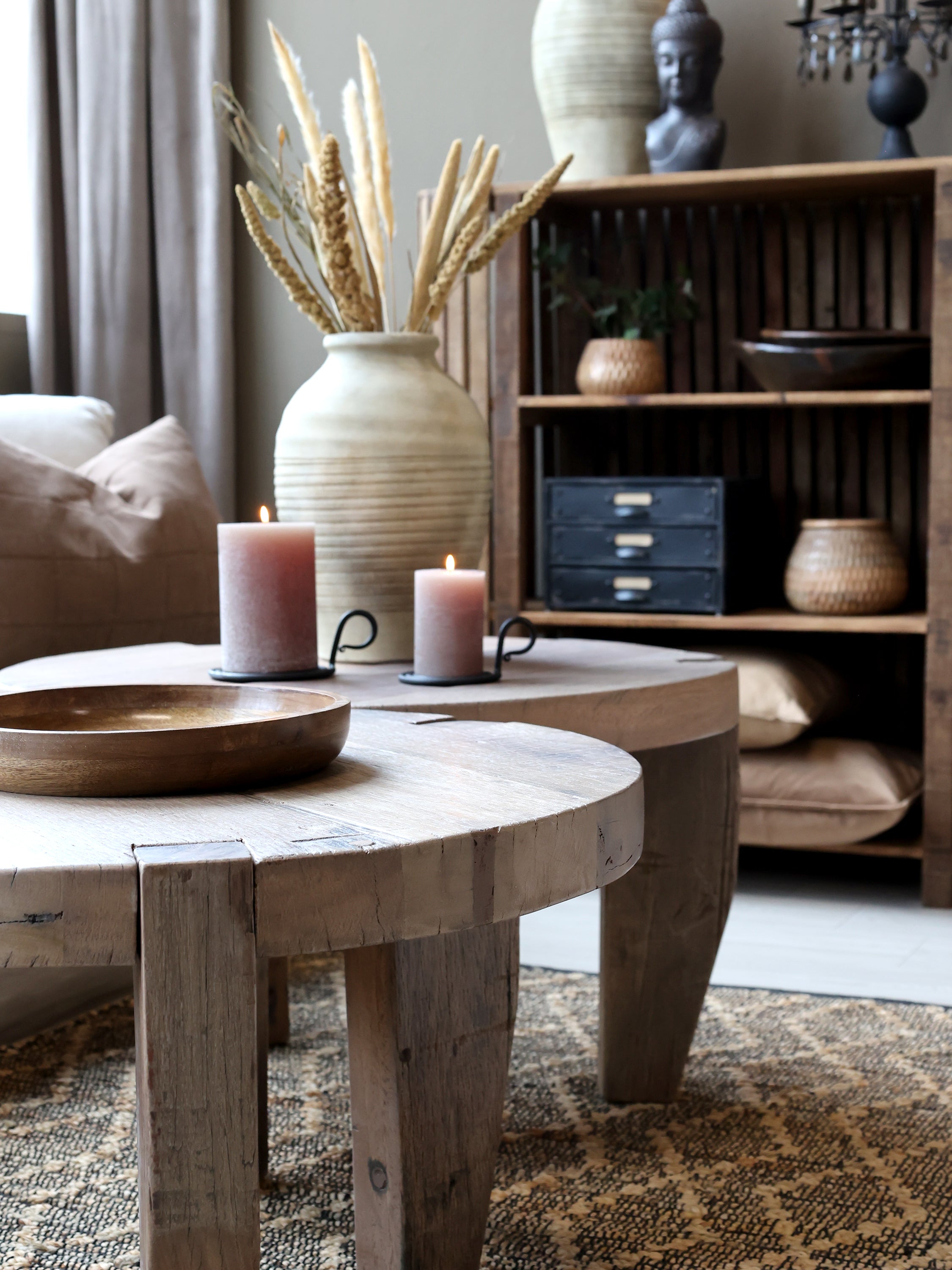 Chic Antique Grimaud runder Sofatisch aus Recyclingholz dekoriert mit Kerzen und Vase