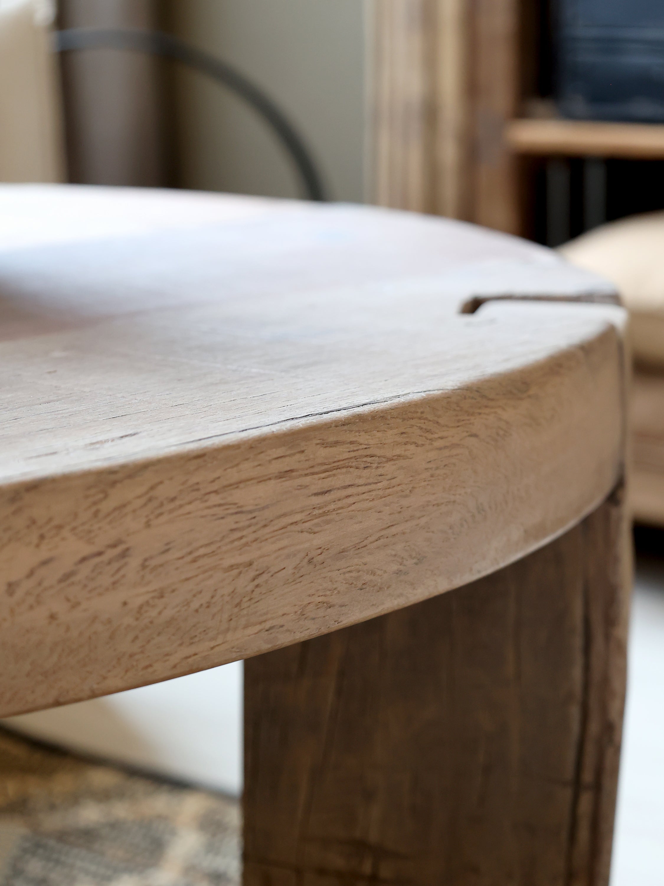 Detailansicht runder Chic Antique Grimaud Sofatisch aus Recyclingholz