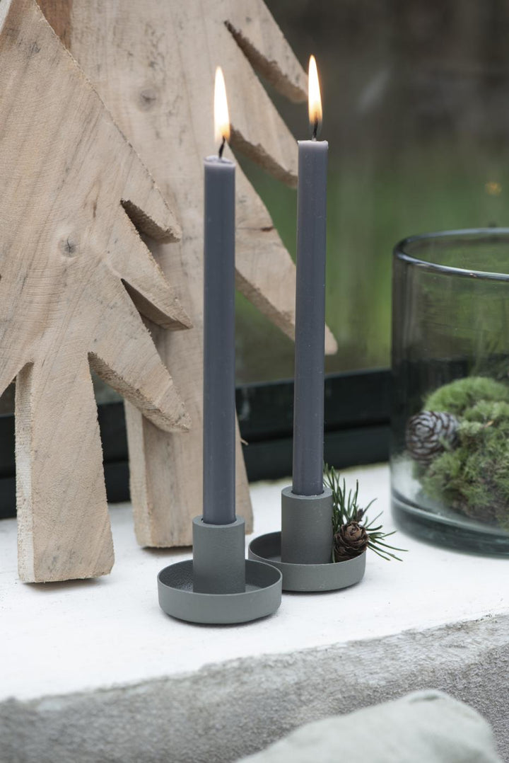 Ib Laursen Kerzen Dunkelgrau 20 cm brennend in minimalistischen Haltern mit natürlicher Fensterdekoration