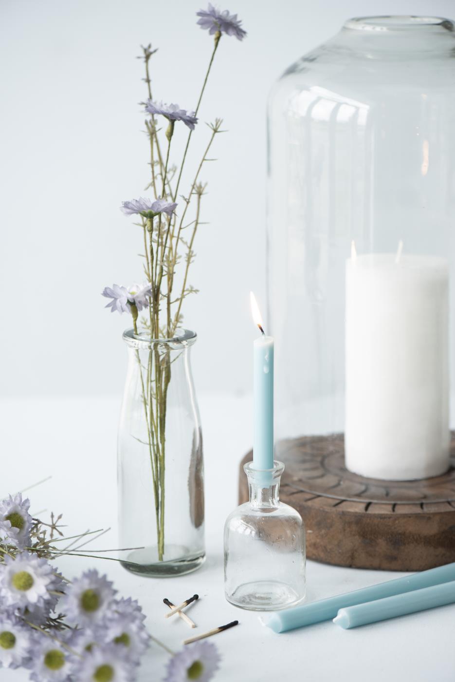 Ib Laursen dünne Stabkerze in Aqua Haze 20 cm in Glasflasche als Kerzenhalter, dekoriert mit Blumen und Glaswindlicht im skandinavischen Stil