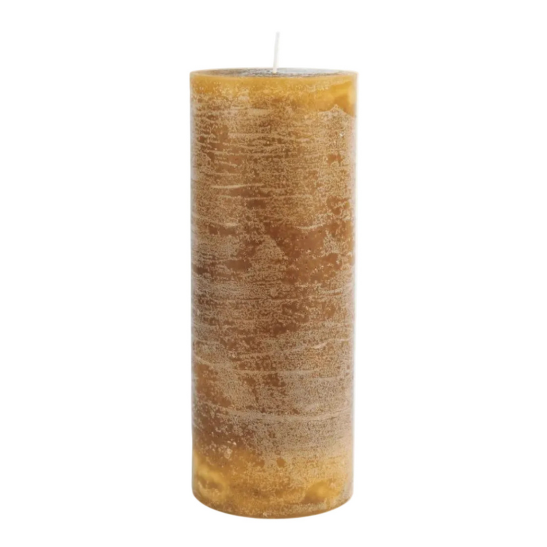 Ib Laursen rustikale Kerze Mustard 18 cm hoch 7 cm Durchmesser freigestellt mit strukturierter Oberfläche