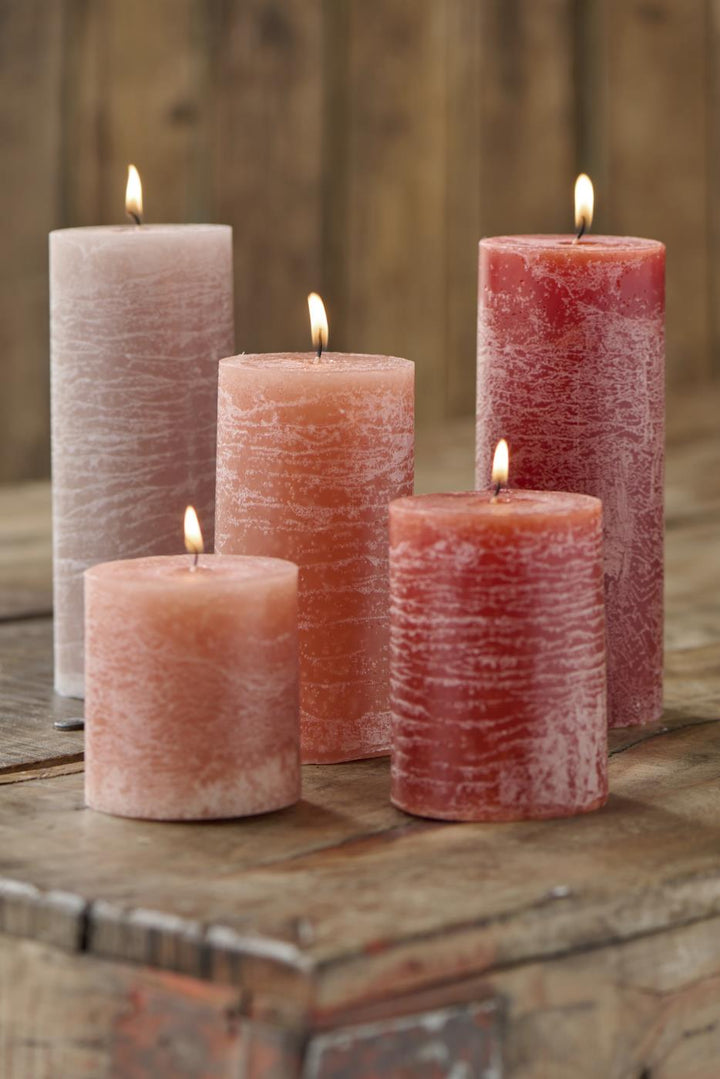 Rustikale Kerzen von Ib Laursen in Rustic Brown und Rosétönen, dekorativ arrangiert auf Holztisch