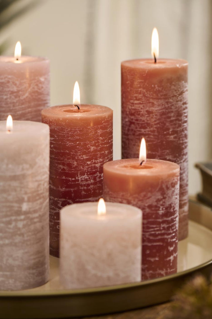 Ib Laursen rustikale Kerzen in Rustic Brown und Naturtönen, brennend dekoriert auf goldenem Tablett