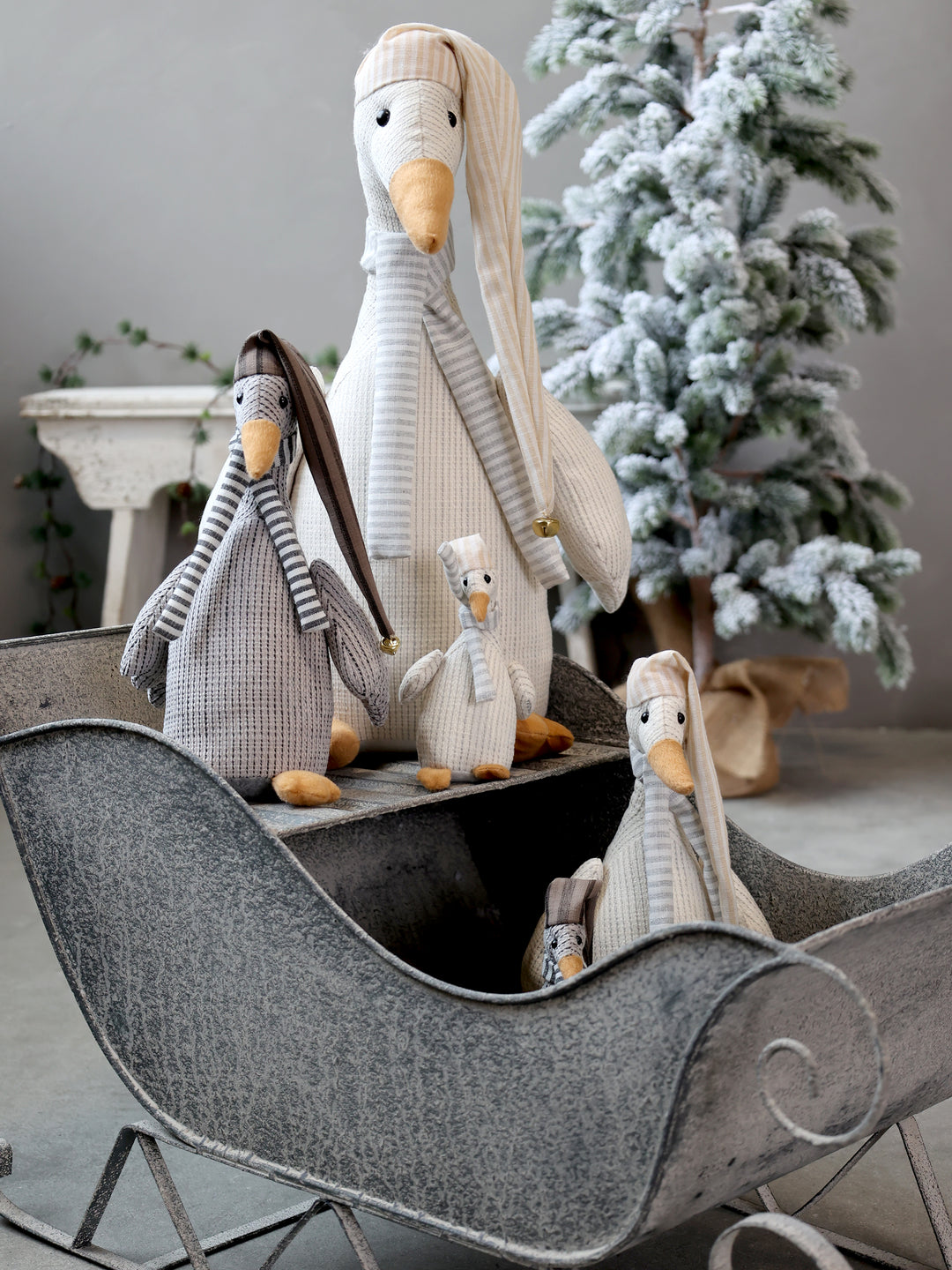 Chic Antique Gustav Gans Stofffigur im Landhausstil mit Weihnachtsdekoration