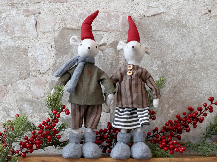 Chic Antique Asger und Agnes Weihnachtsmäuse stehend mit roten Mützen und Winterkleidung
