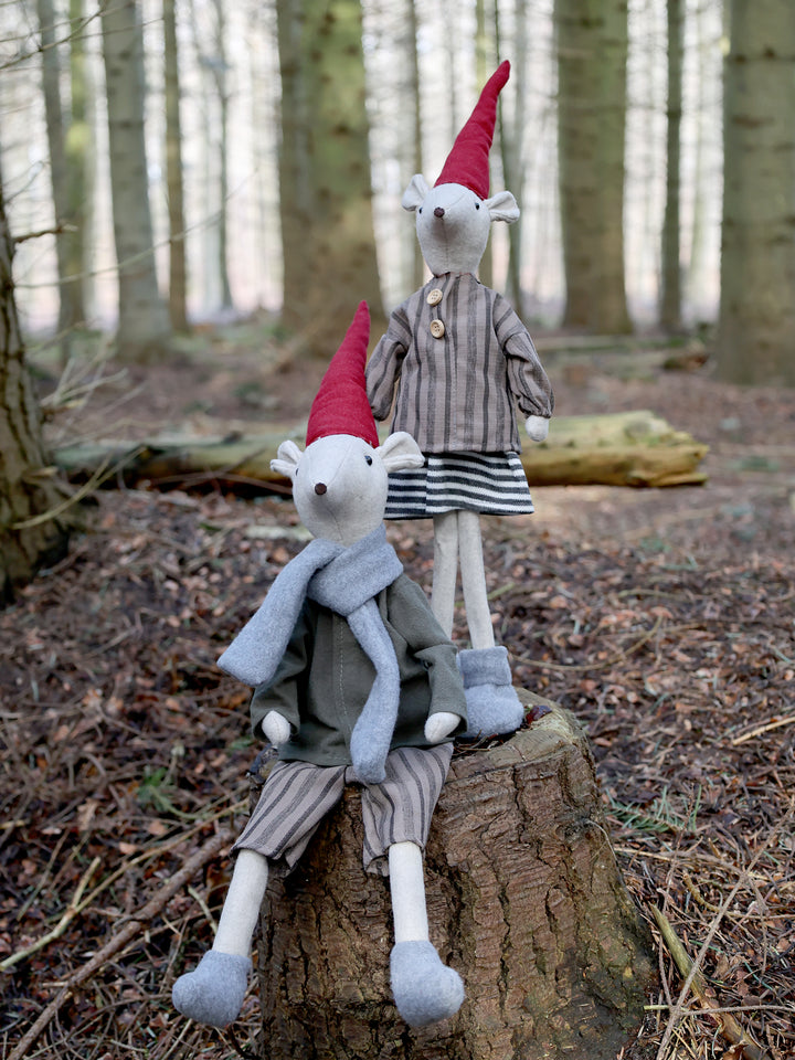 Chic Antique Asger und Agnes Weihnachtsmäuse mit roten Zipfelmützen im Wald dekoriert