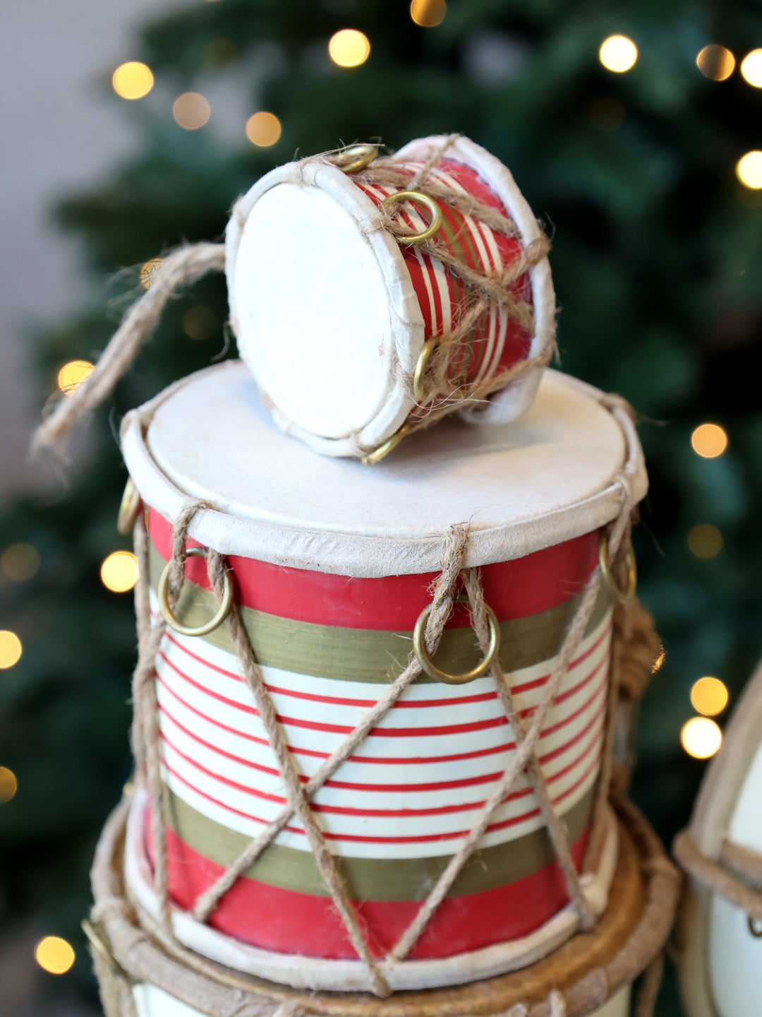 Handgefertigte Chic Antique Trommel mit Lederdetails vor Weihnachtsbaum dekoriert