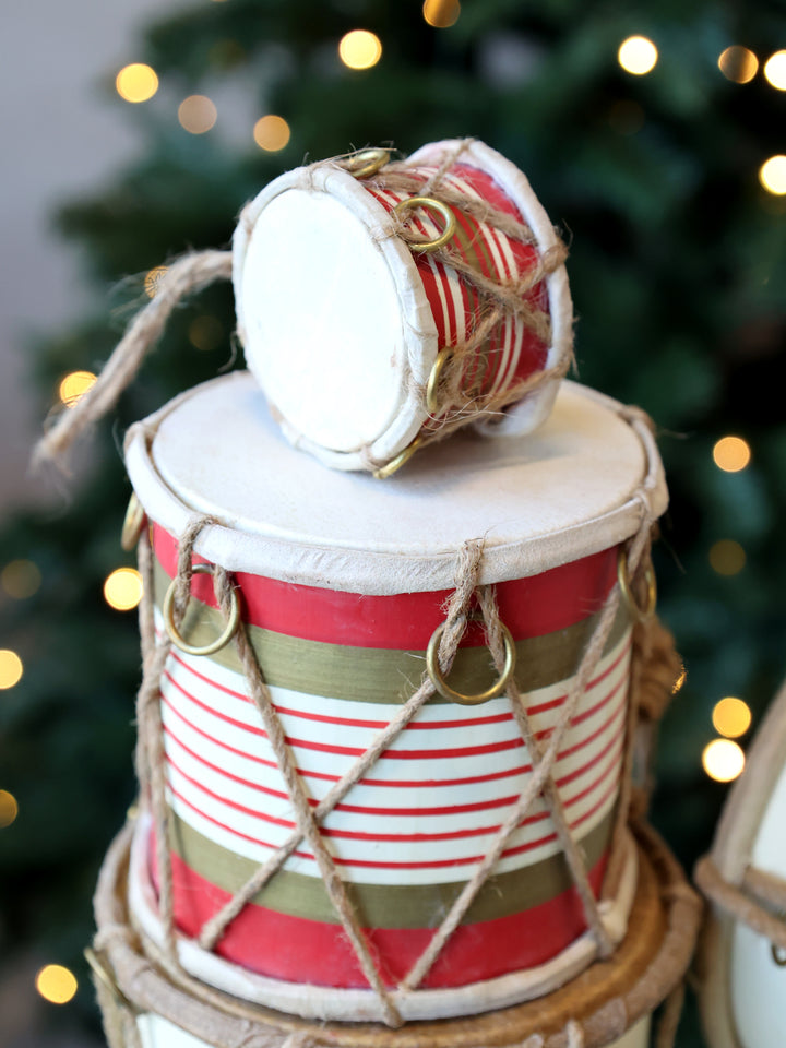 Handgefertigte Chic Antique Trommel mit Lederdetails vor Weihnachtsbaum dekoriert