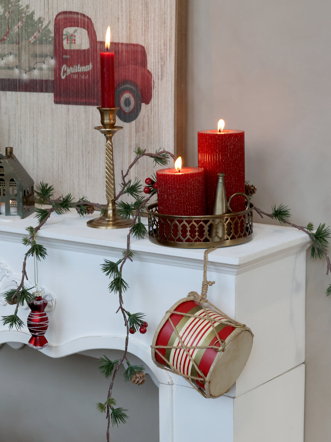 Kleine Vintage Trommel von Chic Antique als Weihnachtsdeko am Kamin dekoriert