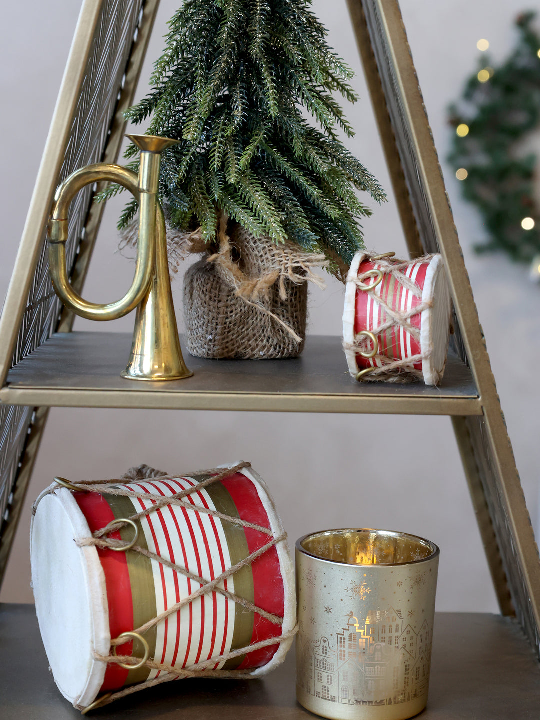 Chic Antique Vintage Trommel klein als Weihnachtsdekoration im Regal mit Tannenbaum