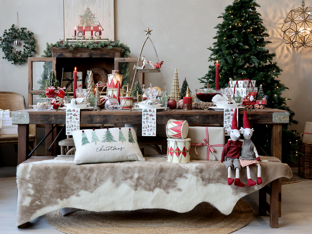 Chic Antique Vintage Trommel Dekoration auf festlich gedecktem Weihnachtstisch im Landhausstil