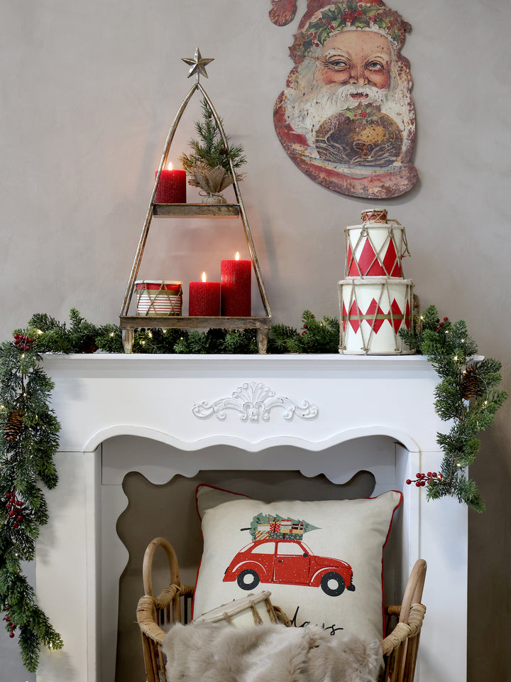 Chic Antique Vintage Trommel handgemacht als Weihnachtsdekoration auf Kamin im skandinavischen Landhausstil