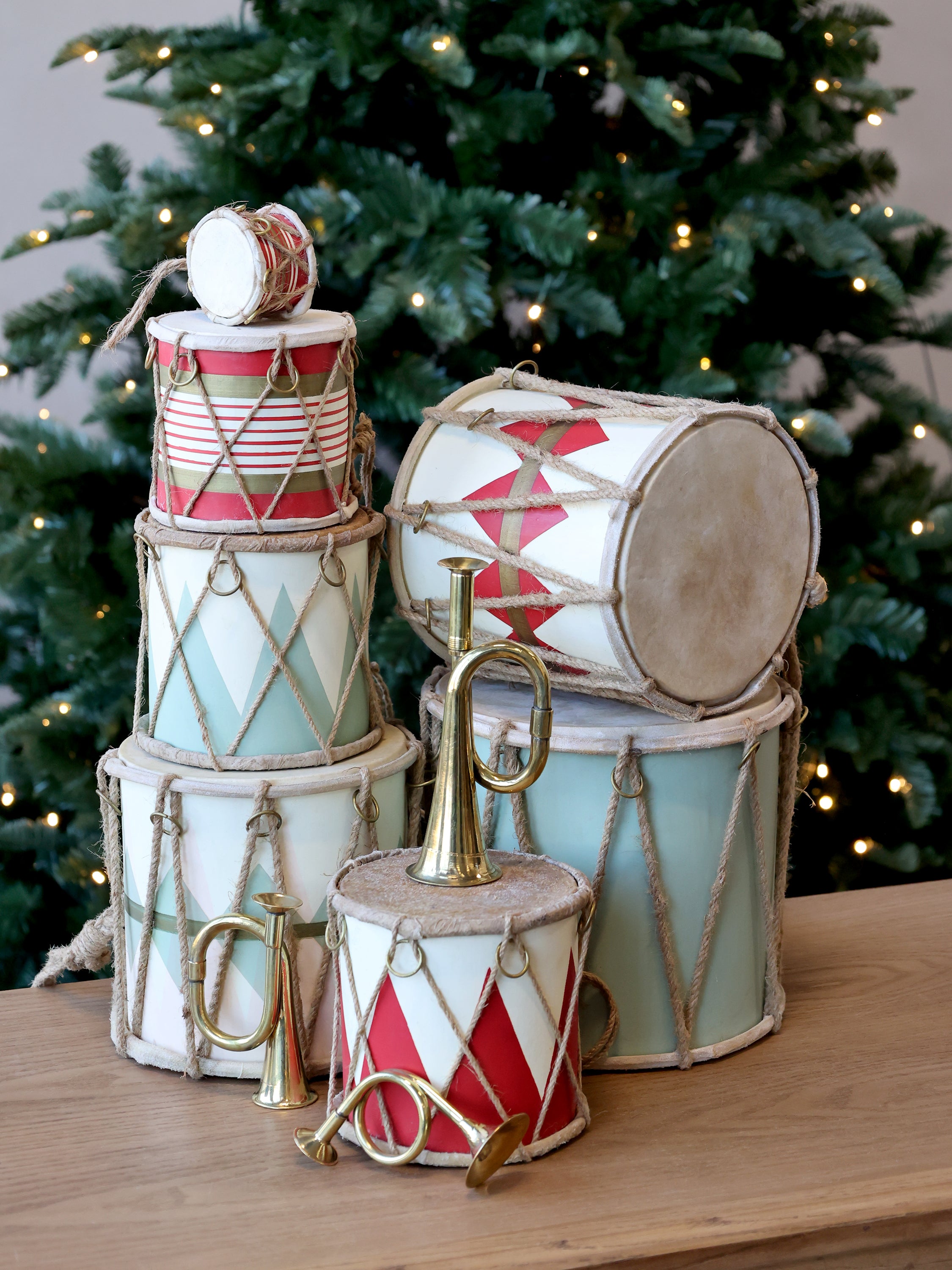 Chic Antique Vintage Trommel Dekoration in Grün Creme und Rot vor Weihnachtsbaum