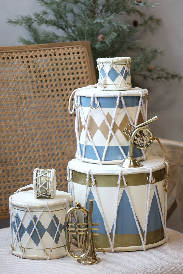 Vintage Trommeln von Chic Antique in Blau und Creme als festliche Weihnachtsdeko