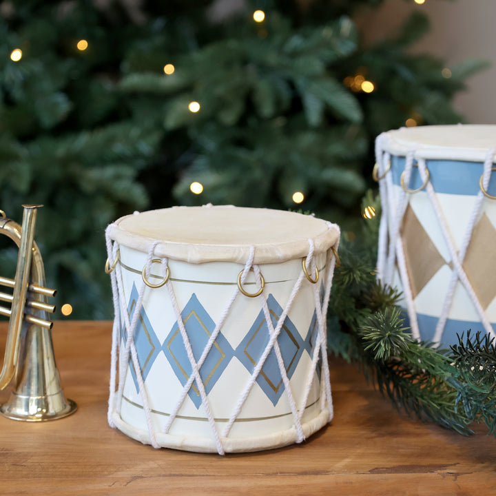 Handgefertigte Chic Antique Vintage Trommel in Blau und Creme vor Weihnachtsbaum