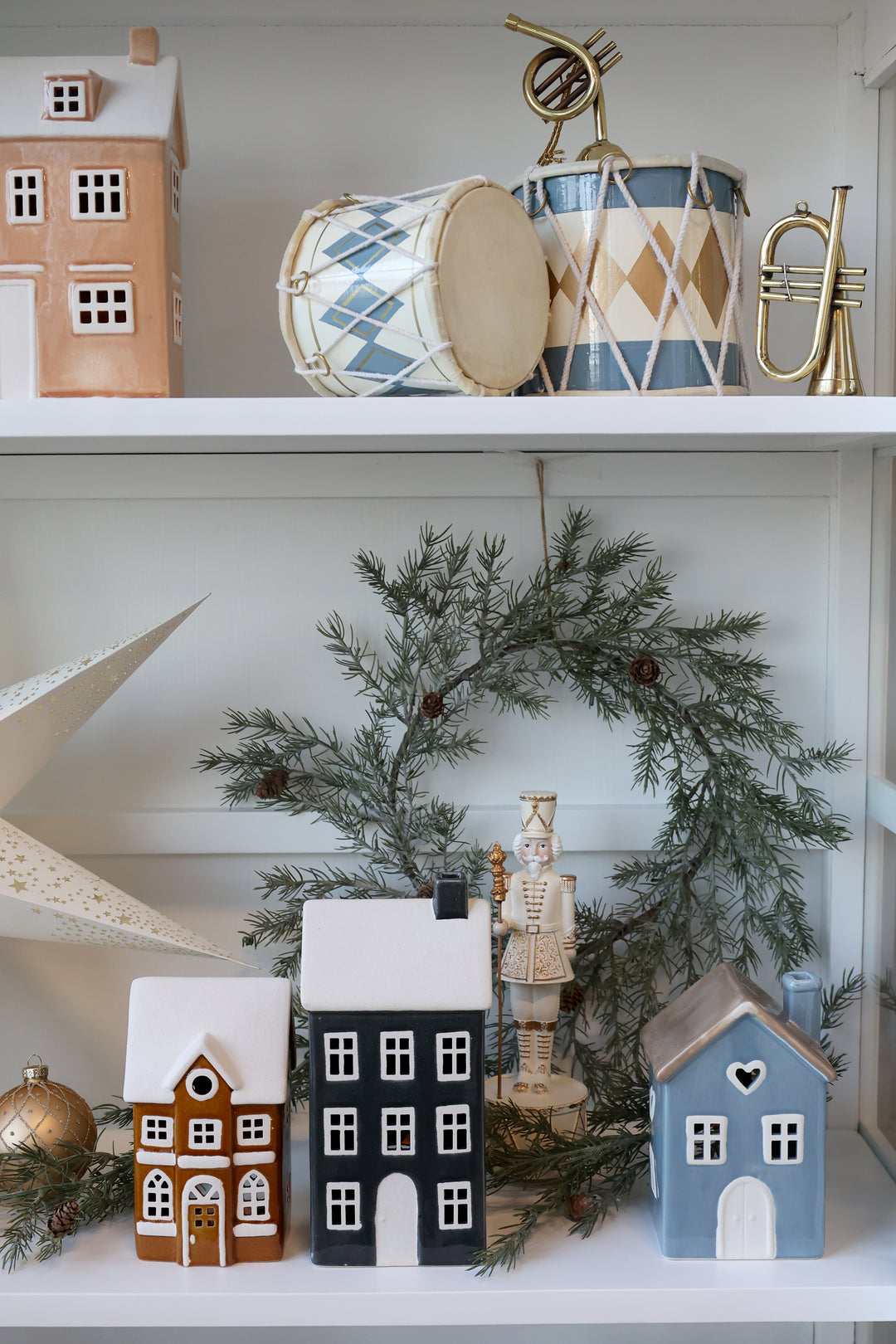 Vintage Trommel von Chic Antique in Blau und Creme dekoriert im Weihnachtsregal