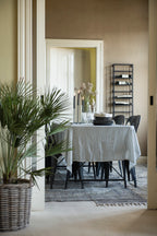 Ib Laursen Kerzenhalter Square Schwarz 30 cm aus Metall mit Stabkerzen auf gedecktem Esstisch