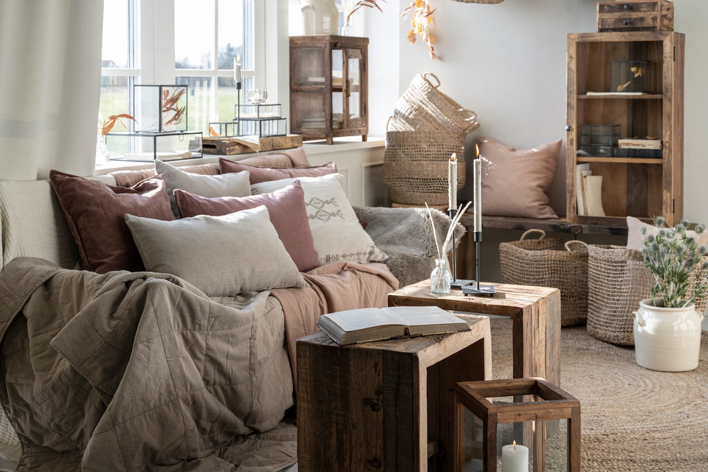 Ib Laursen Kerzenhalter Square Schwarz 30 cm auf Holztisch im skandinavischen Wohnzimmer