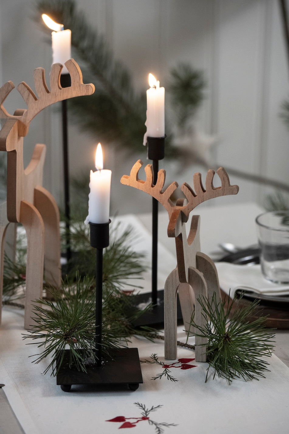 Ib Laursen Kerzenhalter Square Schwarz mit Stabkerzen als moderne Weihnachtsdekoration