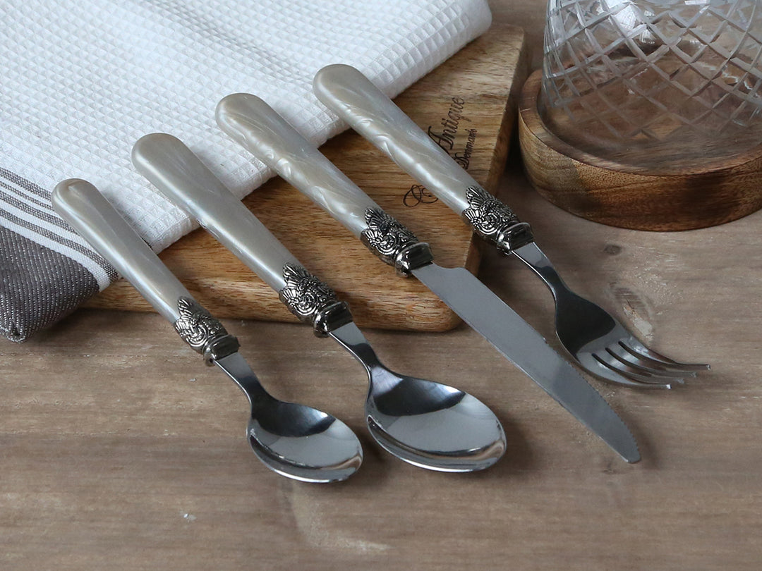 Chic Antique Linas Besteck Antique Champagner 4er Set mit Silber Dekor Detailaufnahme