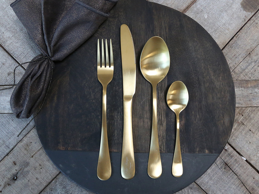 Chic Antique Nordique Besteck Set Gold 4-teilig auf dunklem Holztisch
