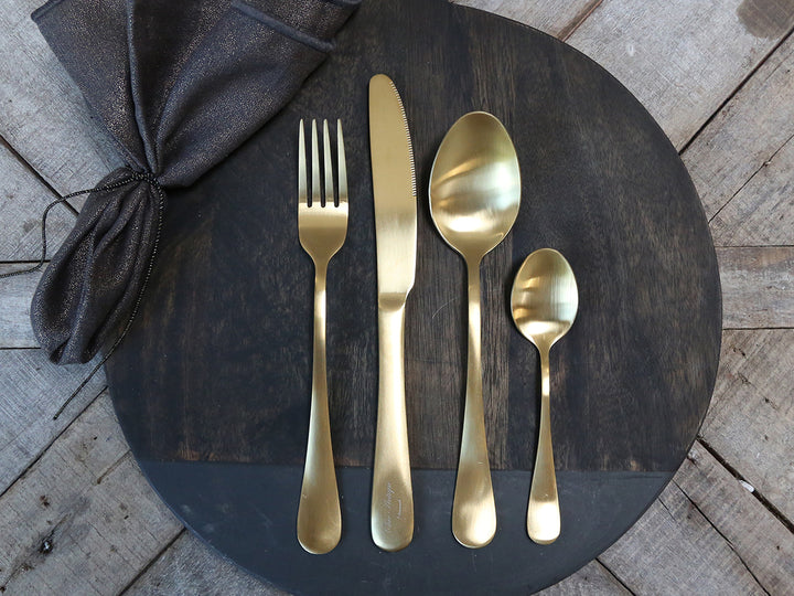 Chic Antique Nordique Besteck Set Gold 4-teilig auf dunklem Holztisch