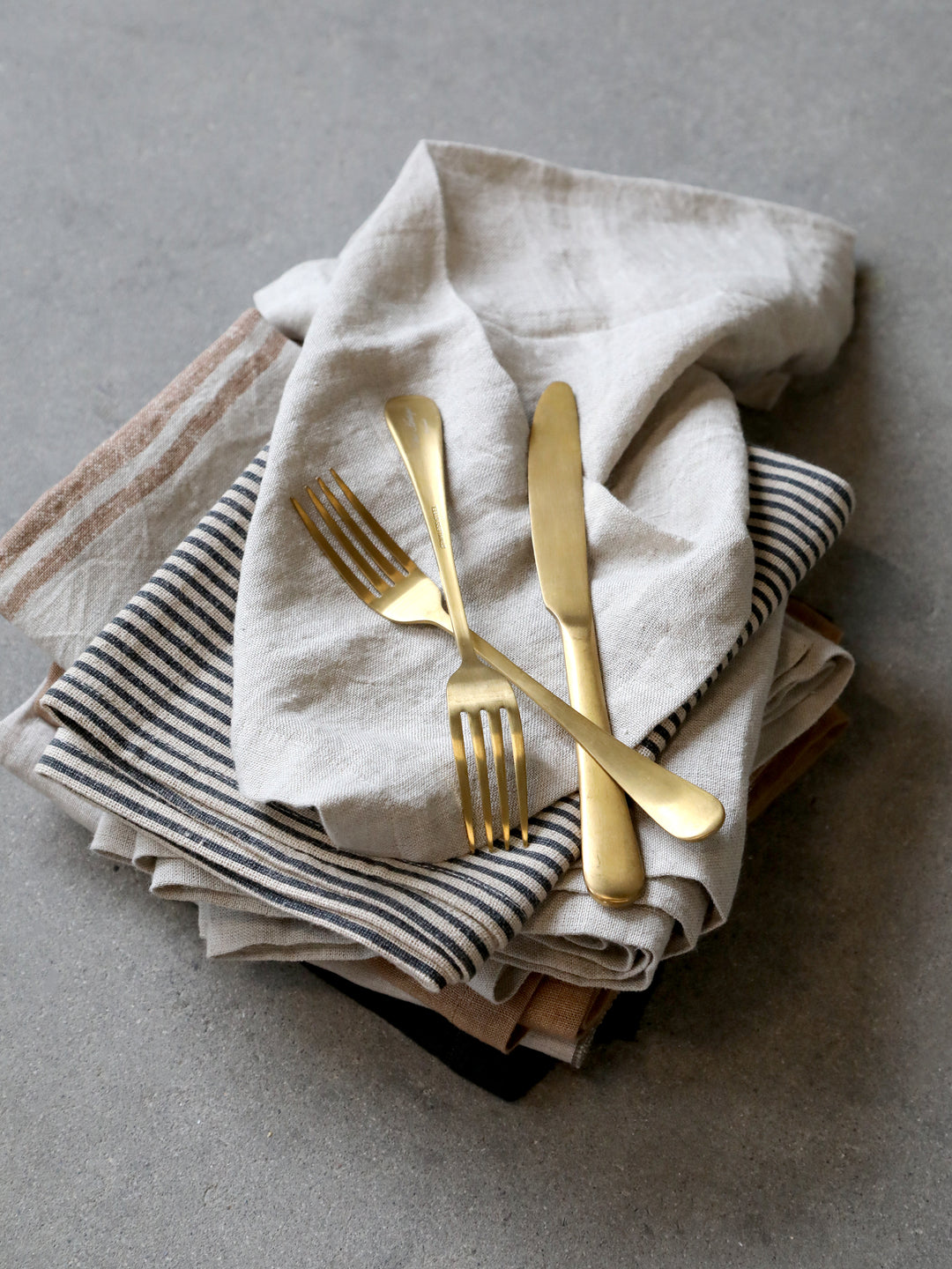 Chic Antique Nordique Gold Besteck Set 4-teilig auf Leinenservietten
