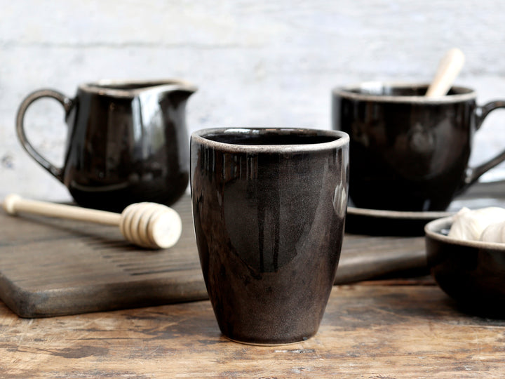 Chic Antique Calais Becher Schwarz aus Steingut im Vintage Küchenstyling
