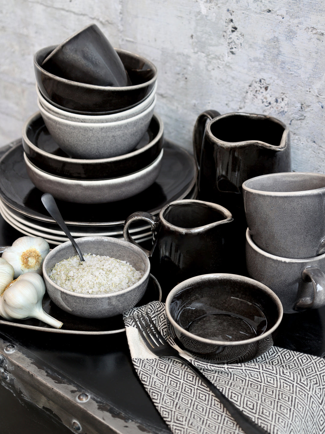 Chic Antique Calais Geschirrserie in Schwarz aus Steingut im rustikalen Landhaus-Styling