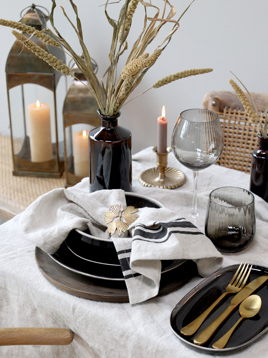 Chic Antique Calais Frühstücksteller Schwarz im eleganten Tischarrangement mit Kerzen, Leinenserviette und goldfarbenem Besteck