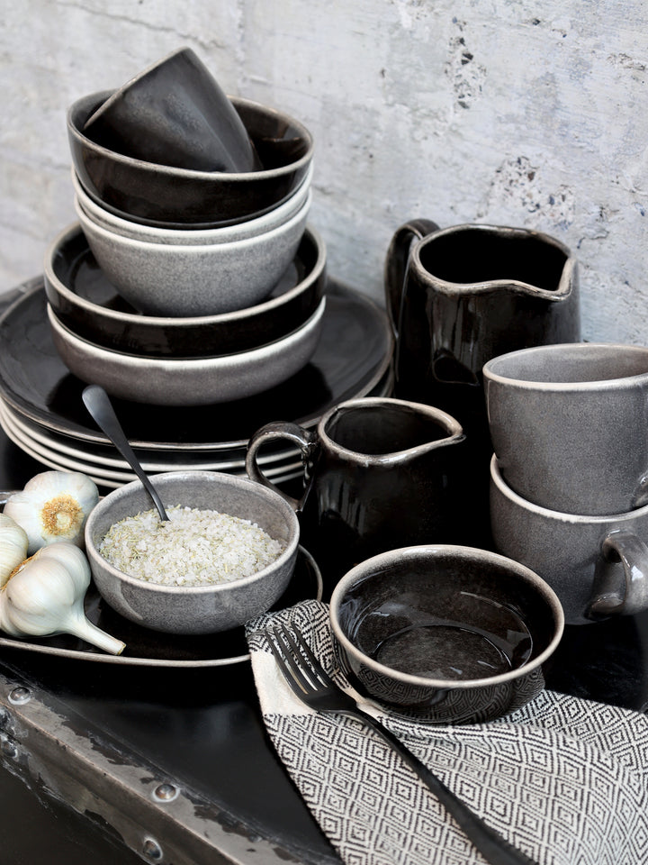 Chic Antique Calais Geschirr in Schwarz aus Steingut mit Schalen, Tellern und Kannen im rustikalen Industrial-Stil