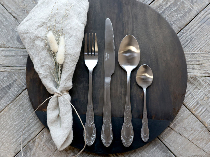 Chic Antique Silber matt Besteck im Shabby Chic Landhausstil gedeckter Tisch