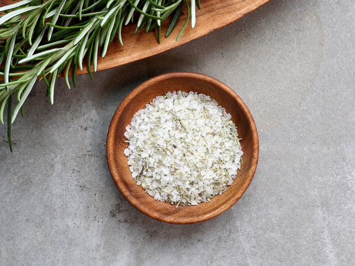 Chic Antique Laon Dip-Schale aus Akazienholz Natur mit grobem Salz und Kräutern