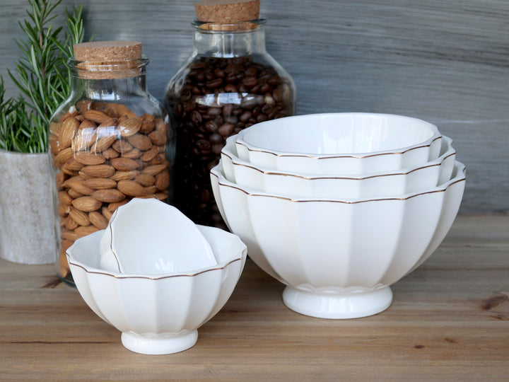 Chic Antique Arés Latteschüsseln 5er Set Weiß mit Goldrand neben Vorratsgläsern
