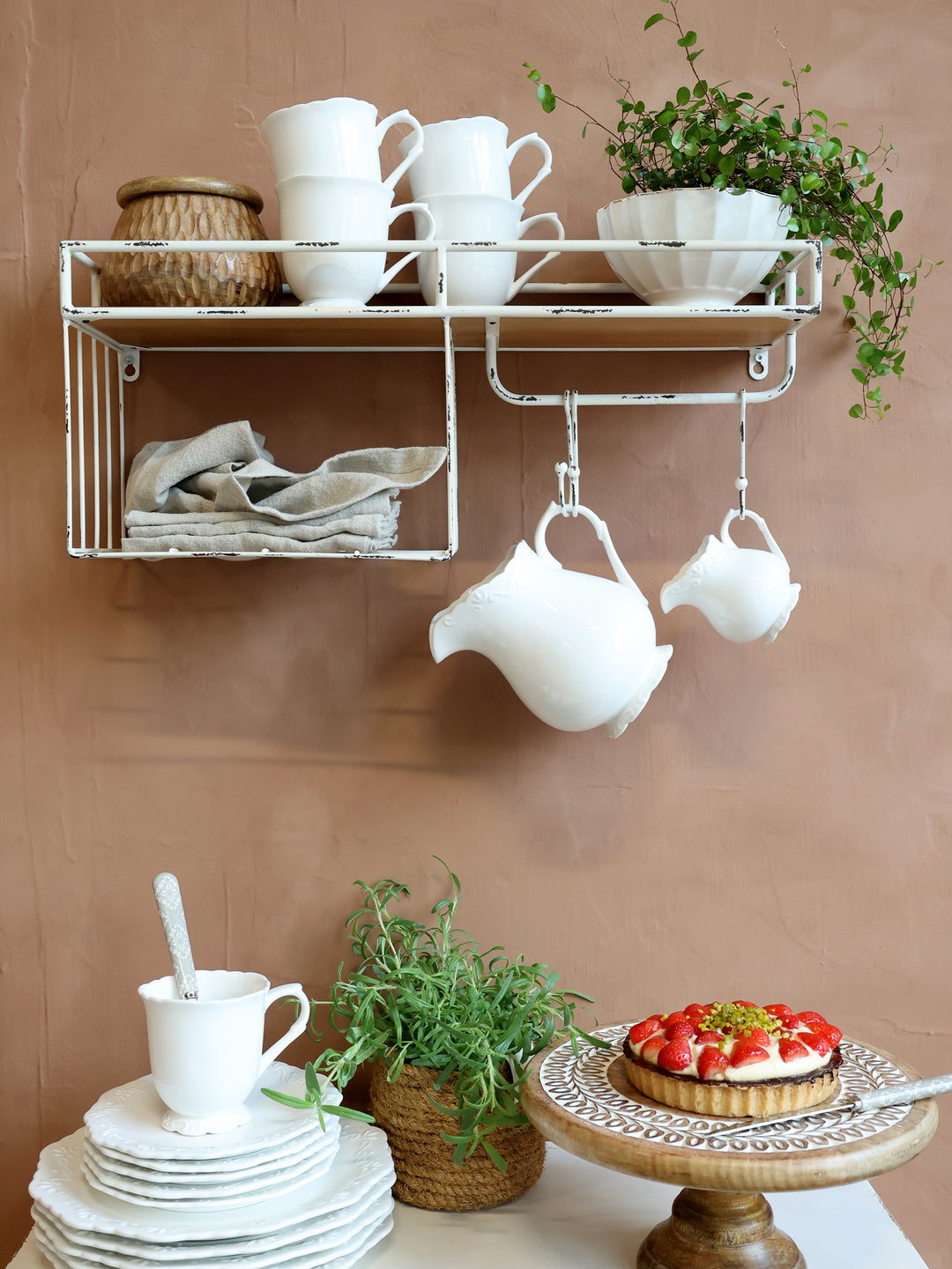Chic Antique Arés Latteschüssel Weiß mit Goldrand im Landhausstil auf Wandregal
