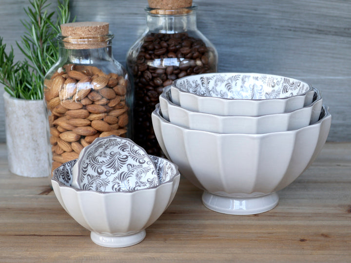 Chic Antique Latteschüsseln 5er Set Mokka mit ornamentalem Muster neben Vorratsgläsern