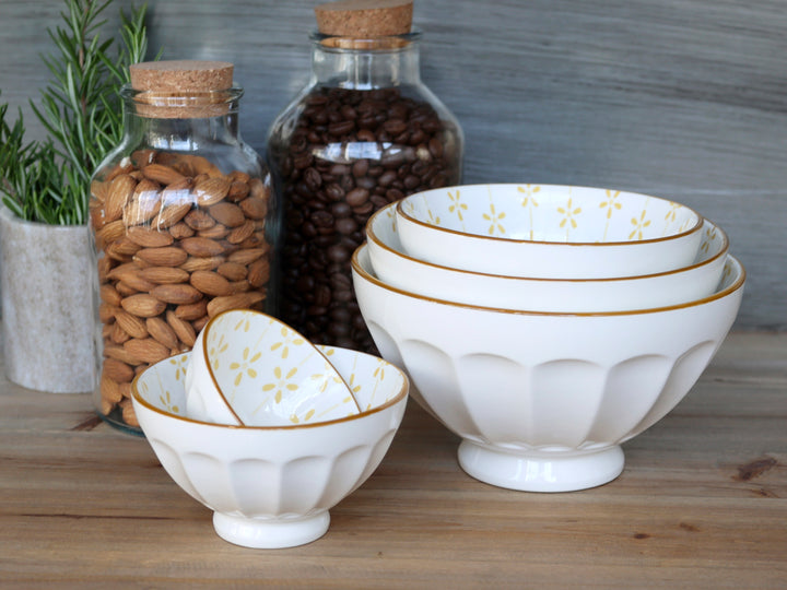 Chic Antique Latteschüsseln 5er Set Weiß Honig mit floralem Muster neben Vorratsgläsern