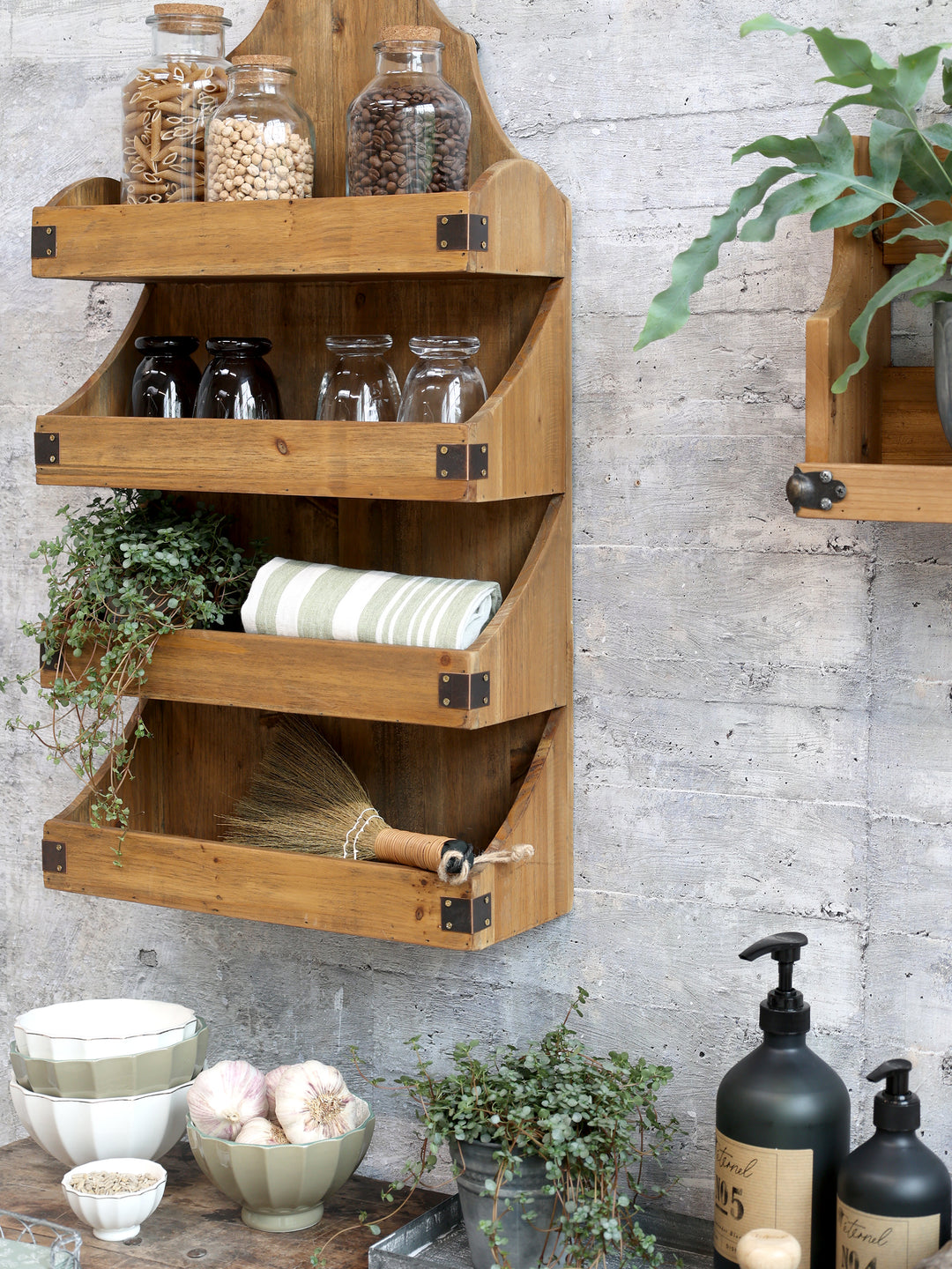 Chic Antique Latteschüsseln mit Muster 5er Set Grün dekoriert auf Gartentisch im Landhausstil
