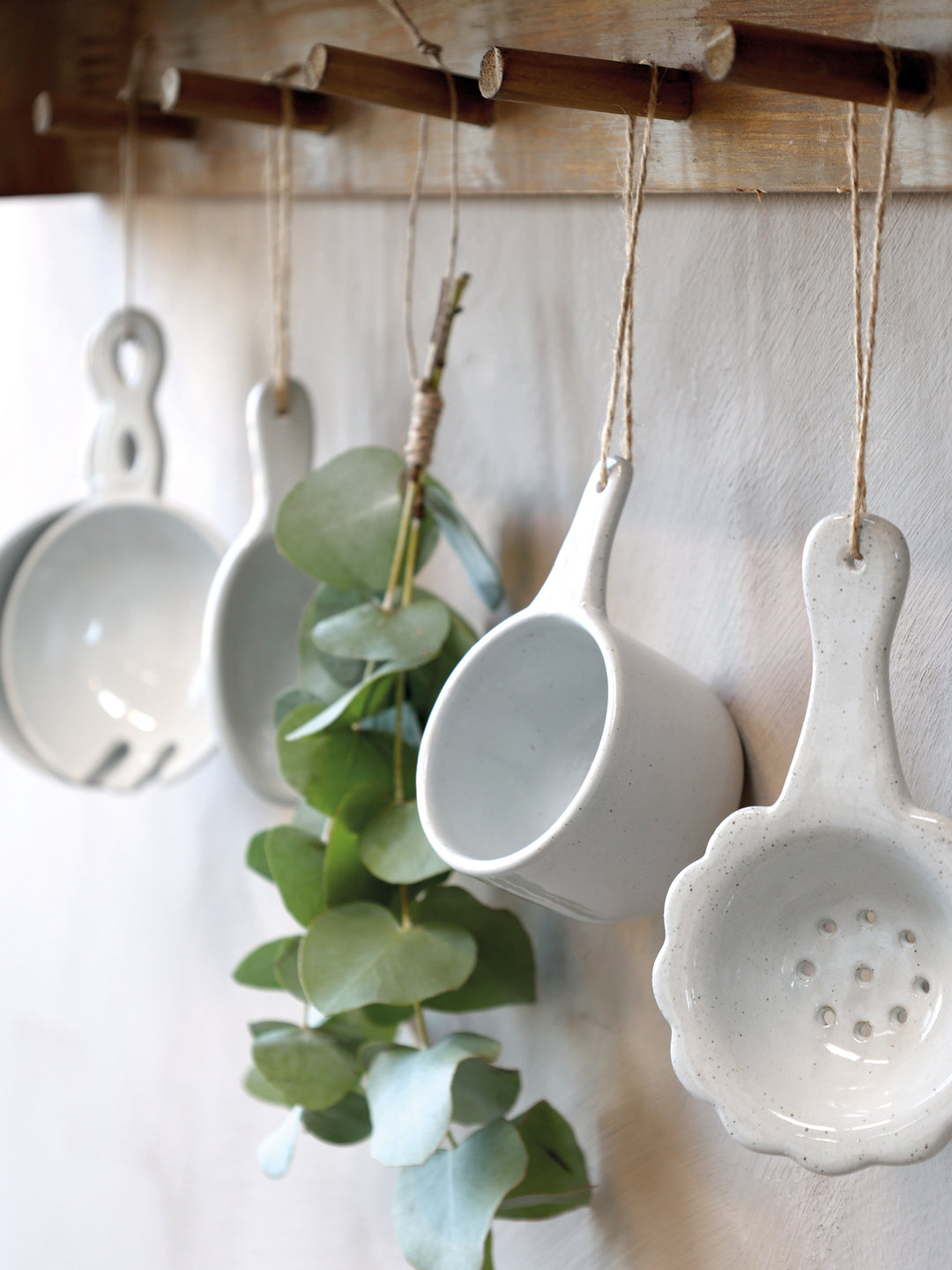 Chic Antique Messbecher aus Porzellan in Französisch Grau hängend an Küchenleiste im Landhausstil