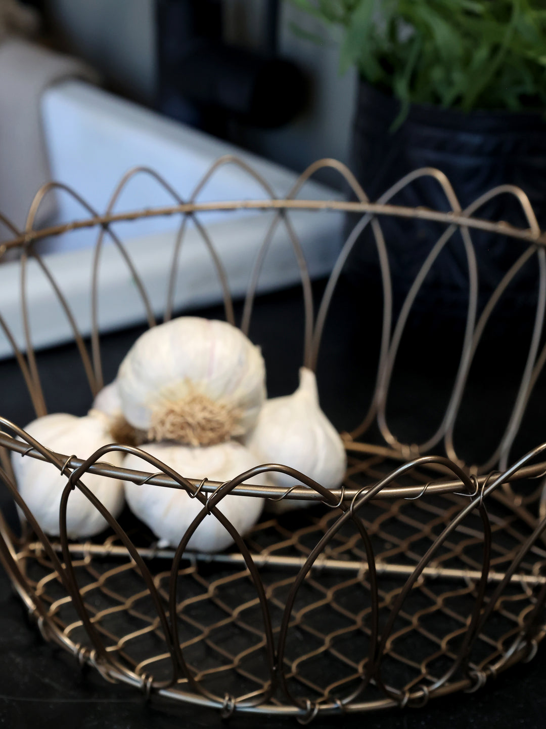 Chic Antique Fil de fer Drahtkorb mit Knoblauch als Küchenkorb im Vintage Stil