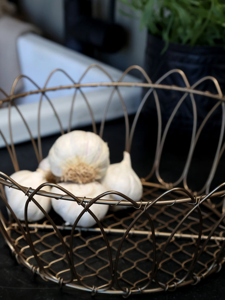 Chic Antique Fil de fer Drahtkorb mit Knoblauch als Küchenkorb im Vintage Stil